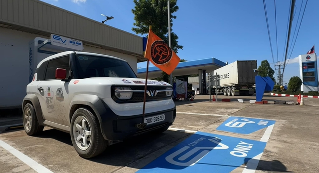 Chạy xuyên ASEAN chưa đã, một người mang xe điện VinFast đi liên lục địa, sang cả châu Âu, châu Phi- Ảnh 4.