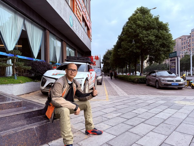 Chạy xuyên ASEAN chưa đã, một người mang xe điện VinFast đi liên lục địa, sang cả châu Âu, châu Phi- Ảnh 1.