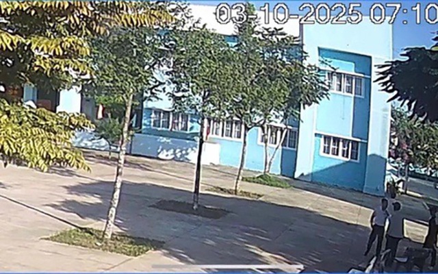 Vụ nam gi&aacute;o vi&ecirc;n b&oacute;p cổ đồng nghiệp, th&aacute;i độ cười cợt khi họp kiểm điểm: Quyết định của nh&agrave; trường- Ảnh 1.