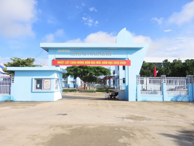 Vụ nam gi&aacute;o vi&ecirc;n b&oacute;p cổ đồng nghiệp, th&aacute;i độ cười cợt khi họp kiểm điểm: Quyết định của nh&agrave; trường- Ảnh 2.