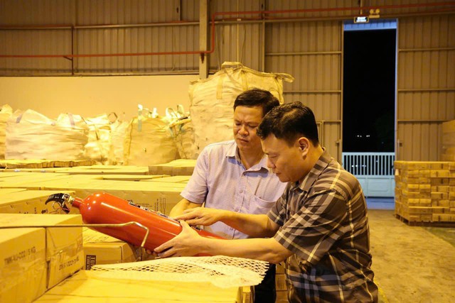 Hình ảnh Công an khám xét kho chứa bình chữa cháy giả của công ty TNHH PCCC Tomoken- Ảnh 13. Hình ảnh Công an khám xét kho chứa bình chữa cháy giả của công ty TNHH PCCC Tomoken- Ảnh 13.