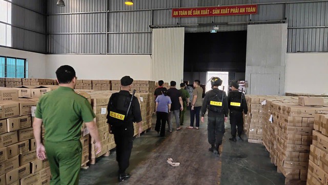 Hình ảnh Công an khám xét kho chứa bình chữa cháy giả của công ty TNHH PCCC Tomoken- Ảnh 2. Hình ảnh Công an khám xét kho chứa bình chữa cháy giả của công ty TNHH PCCC Tomoken- Ảnh 2.