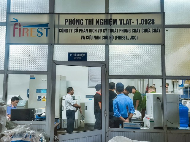 Hình ảnh Công an khám xét kho chứa bình chữa cháy giả của công ty TNHH PCCC Tomoken- Ảnh 9. Hình ảnh Công an khám xét kho chứa bình chữa cháy giả của công ty TNHH PCCC Tomoken- Ảnh 9.