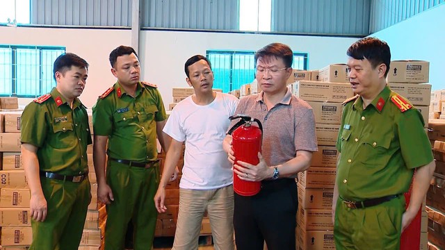 Hình ảnh Công an khám xét kho chứa bình chữa cháy giả của công ty TNHH PCCC Tomoken- Ảnh 11. Hình ảnh Công an khám xét kho chứa bình chữa cháy giả của công ty TNHH PCCC Tomoken- Ảnh 11.