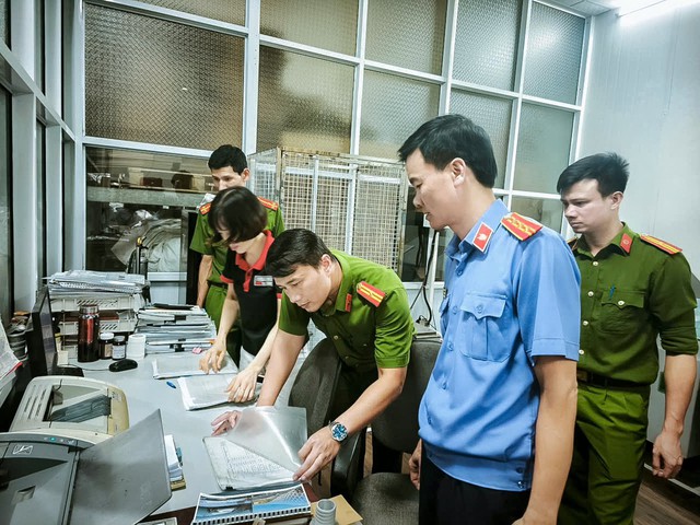 Hình ảnh Công an khám xét kho chứa bình chữa cháy giả của công ty TNHH PCCC Tomoken- Ảnh 8. Hình ảnh Công an khám xét kho chứa bình chữa cháy giả của công ty TNHH PCCC Tomoken- Ảnh 8.