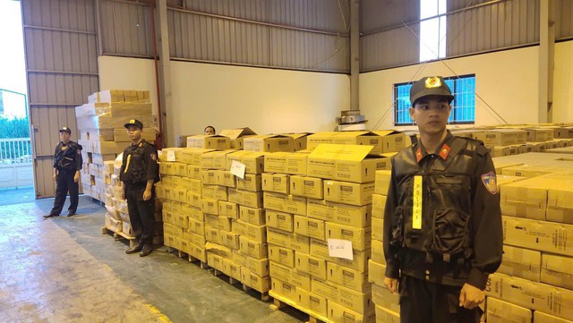 Hình ảnh Công an khám xét kho chứa bình chữa cháy giả của công ty TNHH PCCC Tomoken- Ảnh 7. Hình ảnh Công an khám xét kho chứa bình chữa cháy giả của công ty TNHH PCCC Tomoken- Ảnh 7.