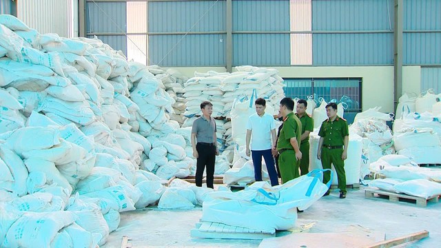 Hình ảnh Công an khám xét kho chứa bình chữa cháy giả của công ty TNHH PCCC Tomoken- Ảnh 12. Hình ảnh Công an khám xét kho chứa bình chữa cháy giả của công ty TNHH PCCC Tomoken- Ảnh 12.