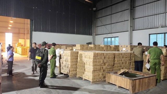 Hình ảnh Công an khám xét kho chứa bình chữa cháy giả của công ty TNHH PCCC Tomoken- Ảnh 6. Hình ảnh Công an khám xét kho chứa bình chữa cháy giả của công ty TNHH PCCC Tomoken- Ảnh 6.