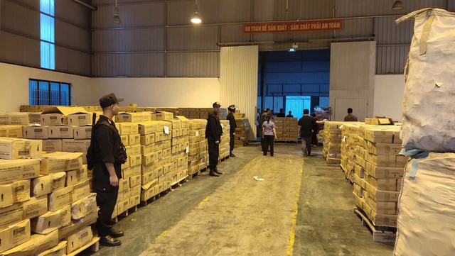 Hình ảnh Công an khám xét kho chứa bình chữa cháy giả của công ty TNHH PCCC Tomoken- Ảnh 3. Hình ảnh Công an khám xét kho chứa bình chữa cháy giả của công ty TNHH PCCC Tomoken- Ảnh 3.