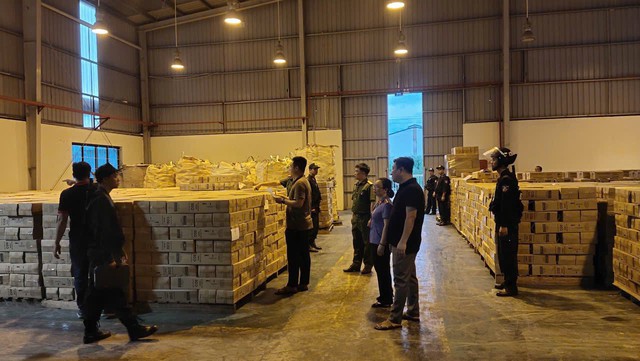 Hình ảnh Công an khám xét kho chứa bình chữa cháy giả của công ty TNHH PCCC Tomoken- Ảnh 4. Hình ảnh Công an khám xét kho chứa bình chữa cháy giả của công ty TNHH PCCC Tomoken- Ảnh 4.