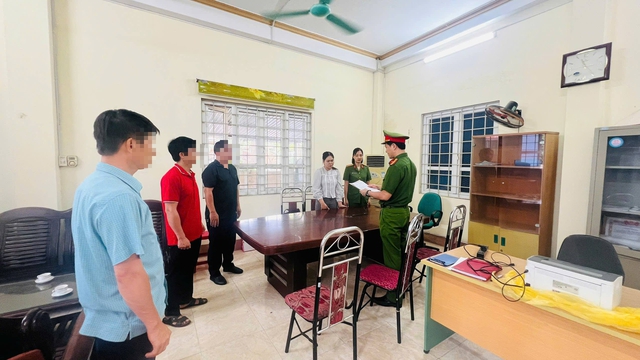 Thi hành lệnh khám xét nơi ở của nữ kế toán Phạm Thị Thủy- Ảnh 3.