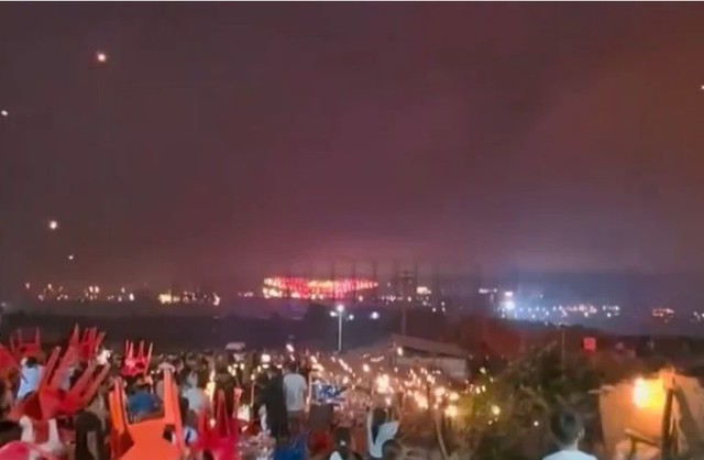 Bầu trời bỗng đỏ rực trong "cơn mưa cầu lửa", đám đông bên bờ sông hốt hoảng tháo chạy giữa đêm- Ảnh 1.