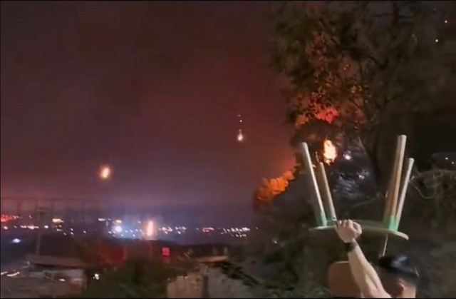 Bầu trời bỗng đỏ rực trong "cơn mưa cầu lửa", đám đông bên bờ sông hốt hoảng tháo chạy giữa đêm- Ảnh 2.