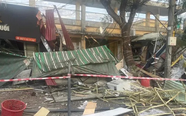 Vụ nổ ở Hải Phòng: Người phụ nữ kể khoảnh khắc bị áp lực mạnh đẩy văng khỏi xe, ngã xuống đường- Ảnh 1. Vụ nổ ở Hải Phòng: Người phụ nữ kể khoảnh khắc bị áp lực mạnh đẩy văng khỏi xe, ngã xuống đường- Ảnh 1.