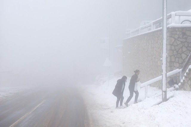 Thời tiết đảo lộn ở châu Âu, tuyết phủ trắng Balkans giữa mùa thu- Ảnh 1. Thời tiết đảo lộn ở châu Âu, tuyết phủ trắng Balkans giữa mùa thu- Ảnh 1.