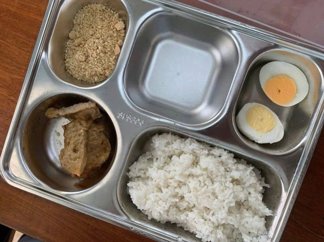 Suất ăn bán trú 25.000 đồng gồm 1 quả trứng, 3 miếng chả nhỏ: Hiệu trưởng nói gì?- Ảnh 2. Suất ăn bán trú 25.000 đồng gồm 1 quả trứng, 3 miếng chả nhỏ: Hiệu trưởng nói gì?- Ảnh 2.