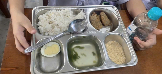 Suất ăn bán trú 25.000 đồng gồm 1 quả trứng, 3 miếng chả nhỏ: Hiệu trưởng nói gì?- Ảnh 1. Suất ăn bán trú 25.000 đồng gồm 1 quả trứng, 3 miếng chả nhỏ: Hiệu trưởng nói gì?- Ảnh 1.