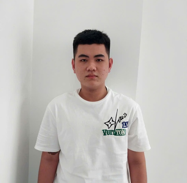 Lê Đan Huy 20 tuổi khai gì về hành vi đâm tử vong người yêu 32 tuổi trên vỉa hè?- Ảnh 1.