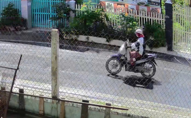 Vụ bé trai ngã chảy máu vì đạp xe đuổi theo người cướp 140 vé số: Camera hé lộ người khả nghi- Ảnh 1. Vụ bé trai ngã chảy máu vì đạp xe đuổi theo người cướp 140 vé số: Camera hé lộ người khả nghi- Ảnh 1.