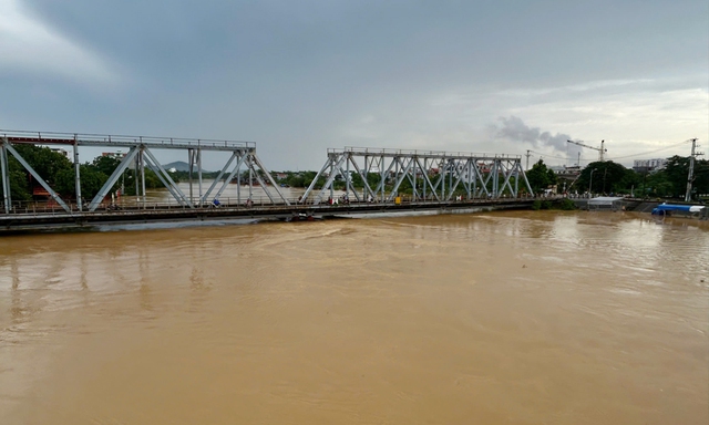 Lũ trên sông Thương vượt báo động 3 - Ảnh: Báo Bắc Ninh chụp lúc 7 giờ 30 phút ngày 8/10 Lũ trên sông Thương vượt báo động 3 - Ảnh: Báo Bắc Ninh chụp lúc 7 giờ 30 phút ngày 8/10
