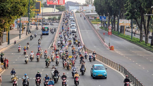 Đề xuất cấm đăng ký mới xe máy xăng: TP.HCM có phương án khác- Ảnh 1. Đề xuất cấm đăng ký mới xe máy xăng: TP.HCM có phương án khác- Ảnh 1.