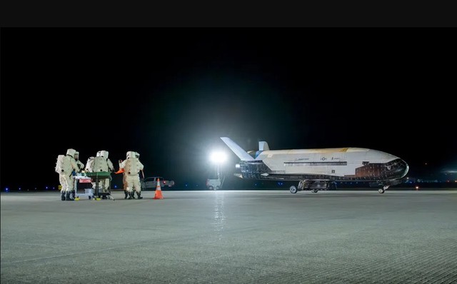 Tàu vũ trụ Mỹ trở về sau nhiệm vụ bí ẩn dài 434 ngày, Lực lượng Không gian nói: Một kỷ nguyên mới mở ra- Ảnh 1.