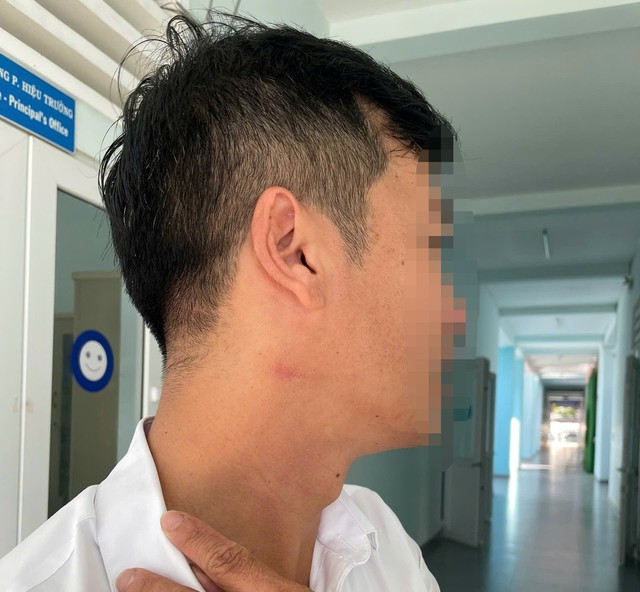 Vụ thầy giáo bóp cổ đồng nghiệp tại sân trường: Từng đánh học sinh, dạy sai kiến thức, chống đối lãnh đạo- Ảnh 3. Vụ thầy giáo bóp cổ đồng nghiệp tại sân trường: Từng đánh học sinh, dạy sai kiến thức, chống đối lãnh đạo- Ảnh 3.