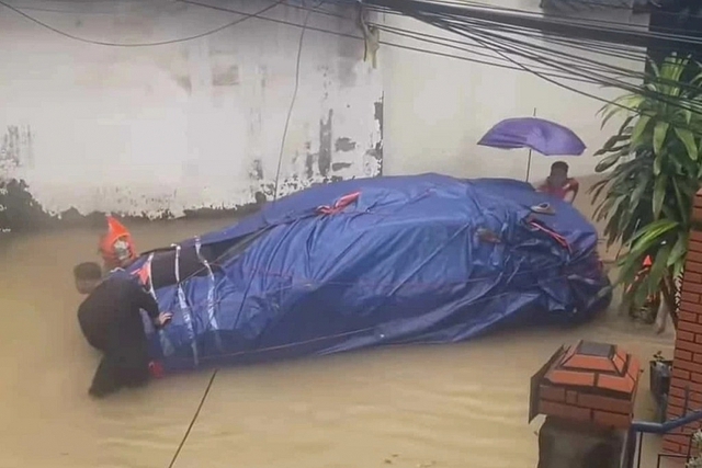 Dùng bạt chống ngập ô tô trong mùa mưa bão: Cẩn thận 'tiền mất tật mang'- Ảnh 2.