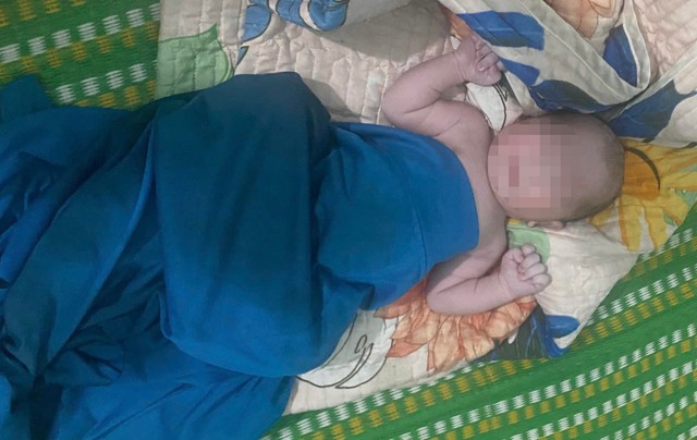 Phát hiện bé trai sơ sinh cạnh bãi rác ở Nghệ An: Mẹ giận người yêu nên bỏ con- Ảnh 1.