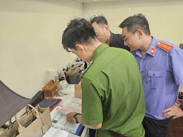 1 tháng, 4 vụ án, 98 sổ đỏ, 2 két sắt và hàng loạt con số chấn động- Ảnh 10. 1 tháng, 4 vụ án, 98 sổ đỏ, 2 két sắt và hàng loạt con số chấn động- Ảnh 10.