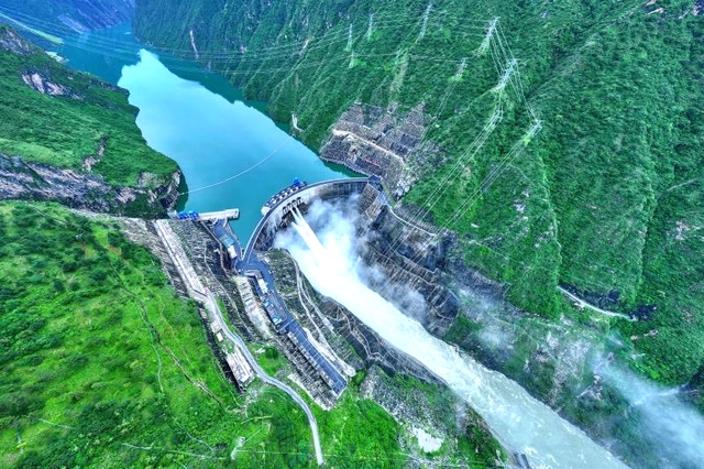 Kỳ tích chưa từng có: Quốc gia tỷ dân chặn đứng sông dữ trong 24 giờ, xây 2 đập thủy điện công suất khủng- Ảnh 3.