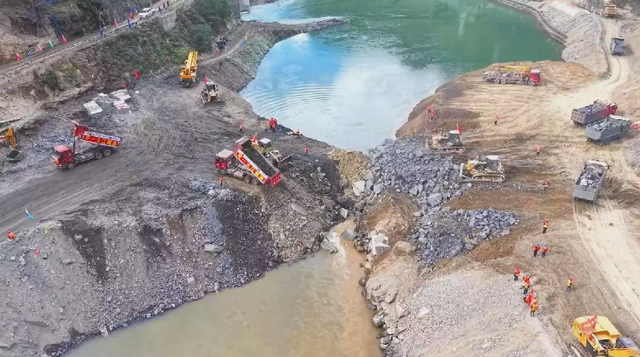 Kỳ tích chưa từng có: Quốc gia tỷ dân chặn đứng sông dữ trong 24 giờ, xây 2 đập thủy điện công suất khủng- Ảnh 1.