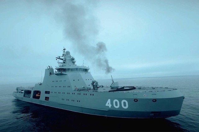 T&agrave;u tuần tra ph&aacute; băng Ivan Papanin khai hỏa ở Biển Barents- Ảnh 1.