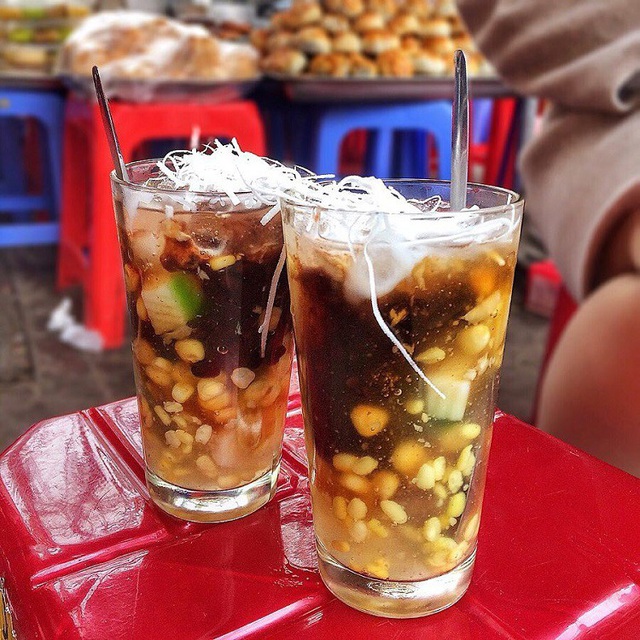 Khách Tây trầm trồ khi ăn món bình dân chỉ vài nghìn trong chợ Việt, nhận xét: "Nó thật sự ở cái tầm!"- Ảnh 4.