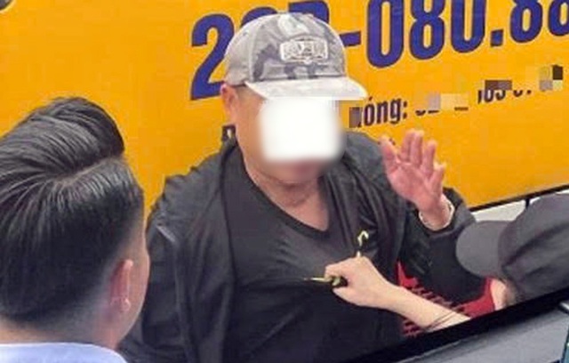 Vụ cô gái không chế kẻ bị tố sàm sỡ ở Bến xe Mỹ Đình: Bất ngờ lời trần tình từ tài xế xe ôm- Ảnh 1.