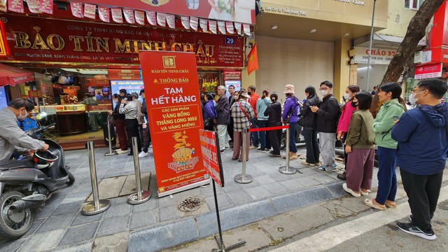 Chân đau vẫn xếp hàng mua vàng từ 3 giờ sáng, cụ bà ở TP.HCM tiết lộ chuyện “đứt lòng” về 200 chỉ vàng- Ảnh 1.