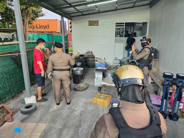 Hàng xóm ngửi thấy mùi lạ liền báo cảnh sát rồi bàng hoàng phát hiện 5 thi thể trong căn nhà - Ảnh 2.