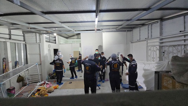 Hàng xóm ngửi thấy mùi lạ liền báo cảnh sát rồi bàng hoàng phát hiện 5 thi thể trong căn nhà - Ảnh 1.