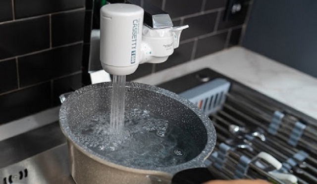 Dừng ngay việc lấy nước nóng trực tiếp từ vòi để nấu ăn: Thử nghiệm của chuyên gia đưa ra kết quả bất ngờ- Ảnh 1. Dừng ngay việc lấy nước nóng trực tiếp từ vòi để nấu ăn: Thử nghiệm của chuyên gia đưa ra kết quả bất ngờ- Ảnh 1.