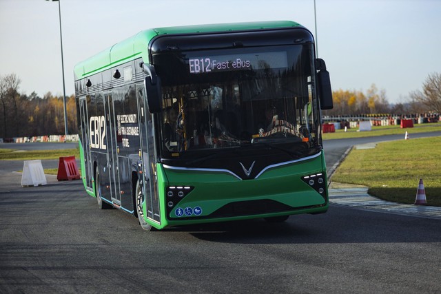 Hai chiếc xe điện VinFast mới tinh xuất hiện ở một trường đua châu Âu: Sắp mở bán tại nước sát Ukraine- Ảnh 3.