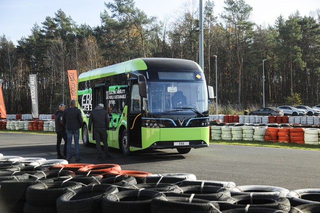 Hai chiếc xe điện VinFast mới tinh xuất hiện ở một trường đua châu Âu: Sắp mở bán tại nước sát Ukraine- Ảnh 4.