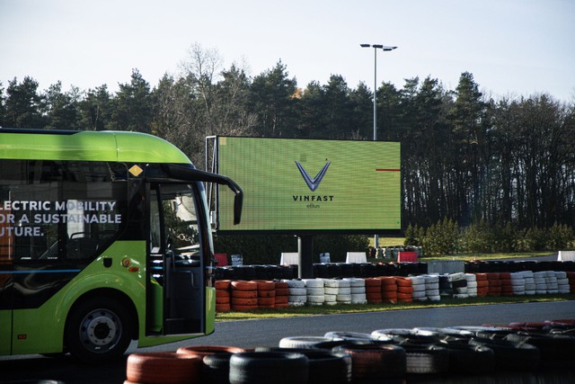Hai chiếc xe điện VinFast mới tinh xuất hiện ở một trường đua châu Âu: Sắp mở bán tại nước sát Ukraine- Ảnh 2.