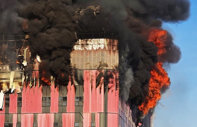 Cận cảnh đám cháy lớn trùm tòa nhà 193.000m², hàng triệu kiện hàng bị thiêu rụi- Ảnh 1. Cận cảnh đám cháy lớn trùm tòa nhà 193.000m², hàng triệu kiện hàng bị thiêu rụi- Ảnh 1.