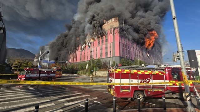 Cận cảnh đám cháy lớn trùm tòa nhà 193.000m², hàng triệu kiện hàng bị thiêu rụi- Ảnh 2. Cận cảnh đám cháy lớn trùm tòa nhà 193.000m², hàng triệu kiện hàng bị thiêu rụi- Ảnh 2.