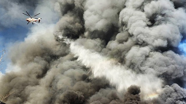 Cận cảnh đám cháy lớn trùm tòa nhà 193.000m², hàng triệu kiện hàng bị thiêu rụi- Ảnh 3. Cận cảnh đám cháy lớn trùm tòa nhà 193.000m², hàng triệu kiện hàng bị thiêu rụi- Ảnh 3.