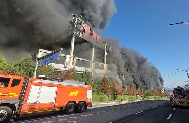 Cận cảnh đám cháy lớn trùm tòa nhà 193.000m², hàng triệu kiện hàng bị thiêu rụi- Ảnh 4. Cận cảnh đám cháy lớn trùm tòa nhà 193.000m², hàng triệu kiện hàng bị thiêu rụi- Ảnh 4.