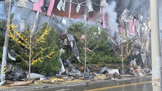 Cận cảnh đám cháy lớn trùm tòa nhà 193.000m², hàng triệu kiện hàng bị thiêu rụi- Ảnh 5. Cận cảnh đám cháy lớn trùm tòa nhà 193.000m², hàng triệu kiện hàng bị thiêu rụi- Ảnh 5.