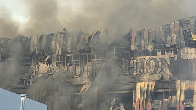 Cận cảnh đám cháy lớn trùm tòa nhà 193.000m², hàng triệu kiện hàng bị thiêu rụi- Ảnh 6. Cận cảnh đám cháy lớn trùm tòa nhà 193.000m², hàng triệu kiện hàng bị thiêu rụi- Ảnh 6.