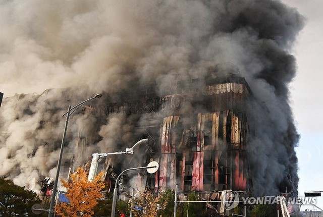 Cận cảnh đám cháy lớn trùm tòa nhà 193.000m², hàng triệu kiện hàng bị thiêu rụi- Ảnh 7. Cận cảnh đám cháy lớn trùm tòa nhà 193.000m², hàng triệu kiện hàng bị thiêu rụi- Ảnh 7.