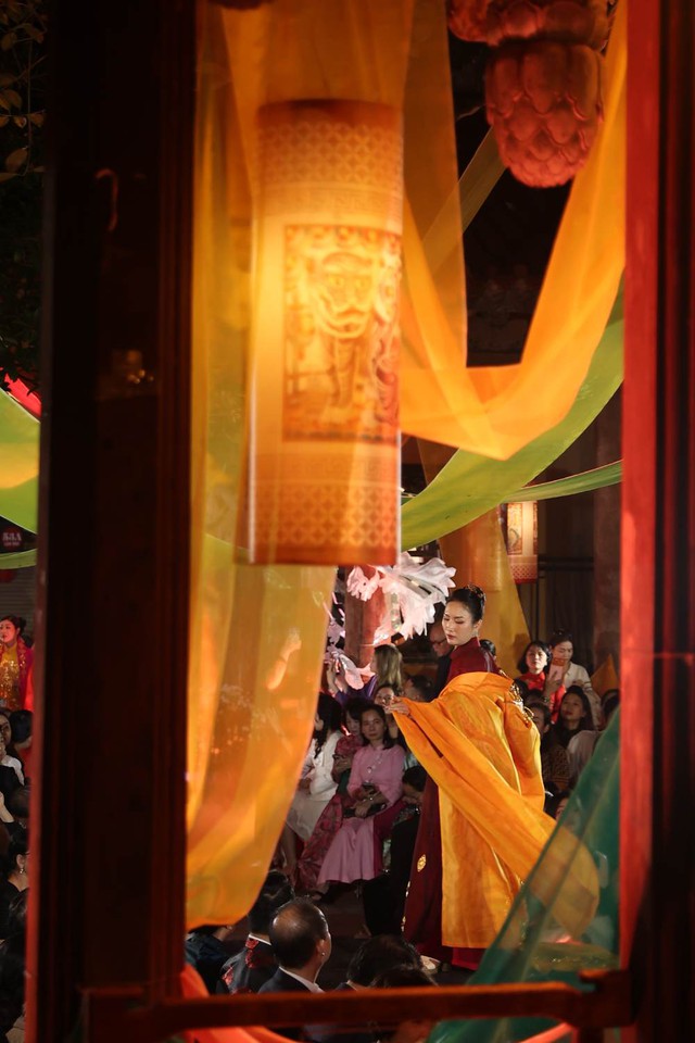 Dấu ấn 30 năm làm nghề của NTK David Minh Đức giữa phố cổ Hà Nội- Ảnh 7. Dấu ấn 30 năm làm nghề của NTK David Minh Đức giữa phố cổ Hà Nội- Ảnh 7.